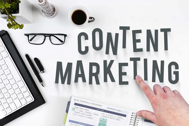 Contenu généré par IA : l'opportunité et le piège